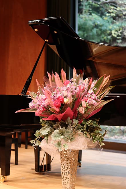 写真:ブーケステージフラワーの設置例